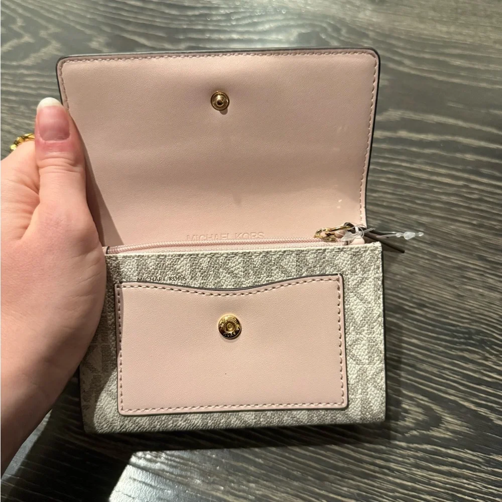 Jet Set Medium Signature Logo 2-in-1 Wallet - Picture 10 of 10